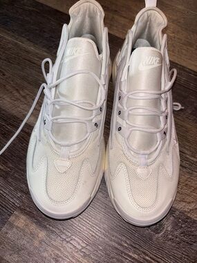 Nike White womens Low-Top Athletic Sneakers